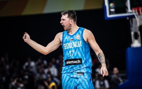 爱游戏体育-加拿大队教练压力巨大！，东契奇遭遇五持续失利全场沸腾不已(东契奇怒批欧文)